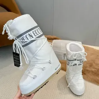 Moon Boot ক্লাসিক সাদা তুষারের জুতা
