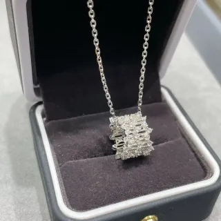 Collier avec pendentif rectangulaire multi-niveaux pavé-set