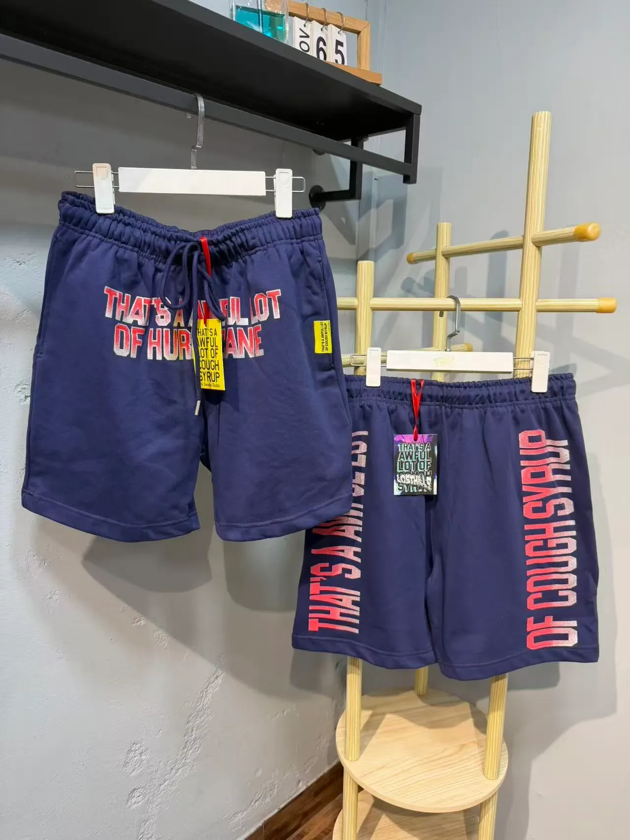 Shorts de cintura elástica con impresión gráfica en degradado azul navy 4