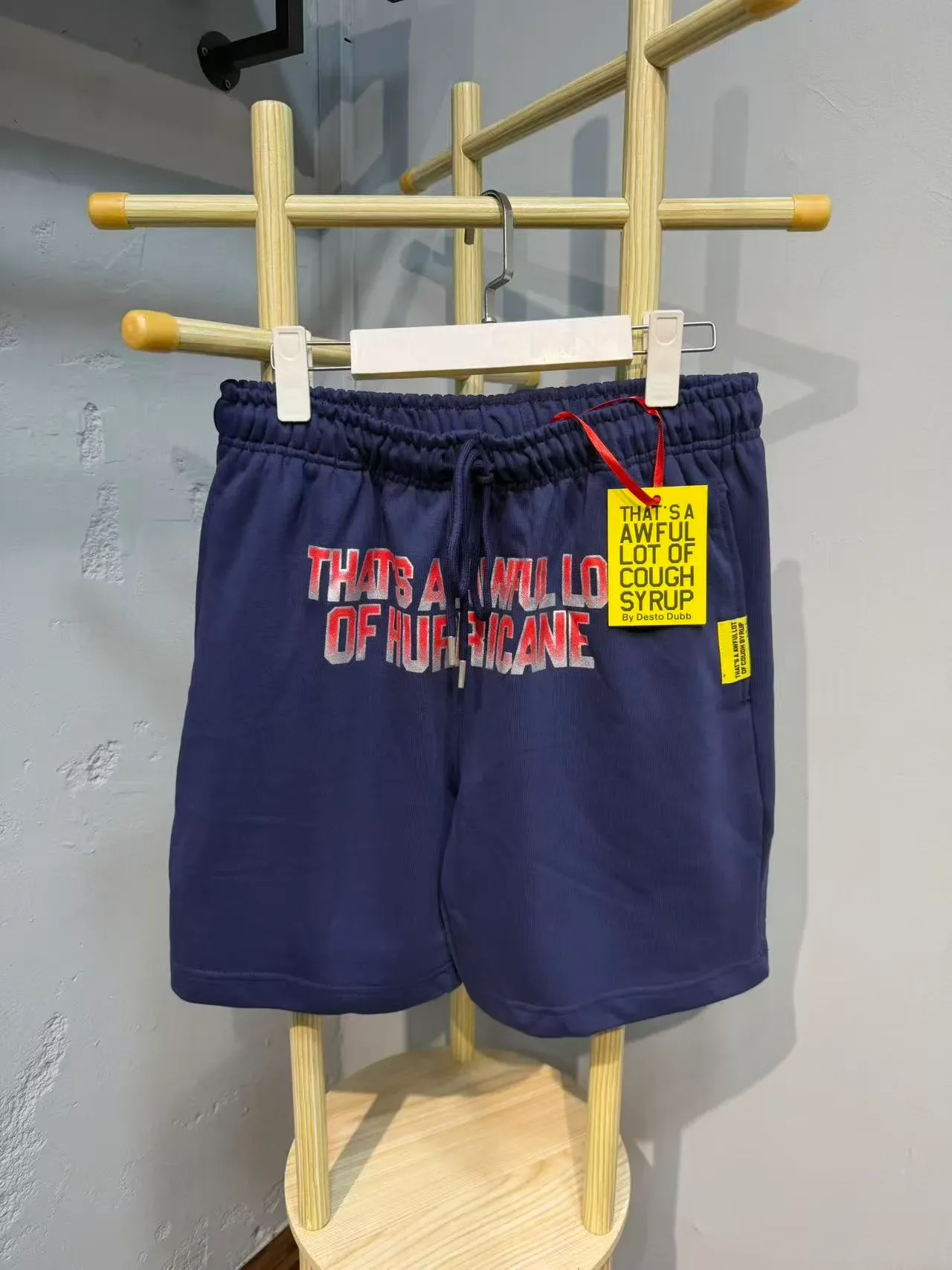 Shorts de cintura elástica con impresión gráfica en degradado azul navy 5
