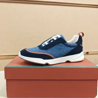 حذاء رياضي أزرق بحري أعلى من مواد مختلطة midsole أبيض مصمم
