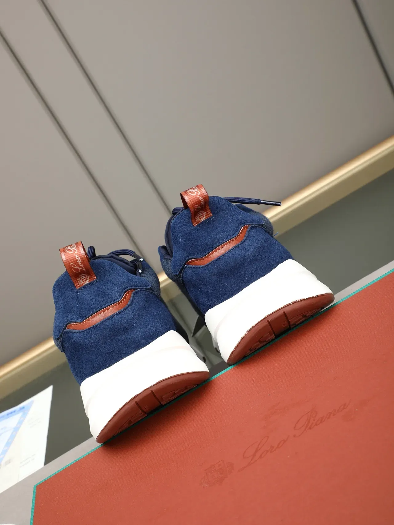 حذاء رياضي Navy Brown Blue، upper من سويد وميش، midsole sculpt أبيض 3