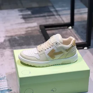Off-White كريمي وذهبي مع رمز السهم سنيكرز للأسلوب الحياتي