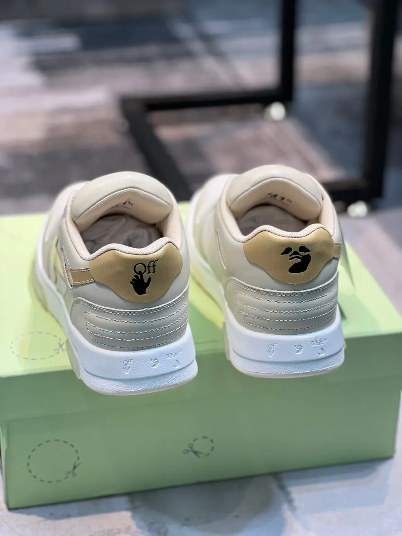 Off-White sneakers lifestyle crème et or avec emblème de flèche 2