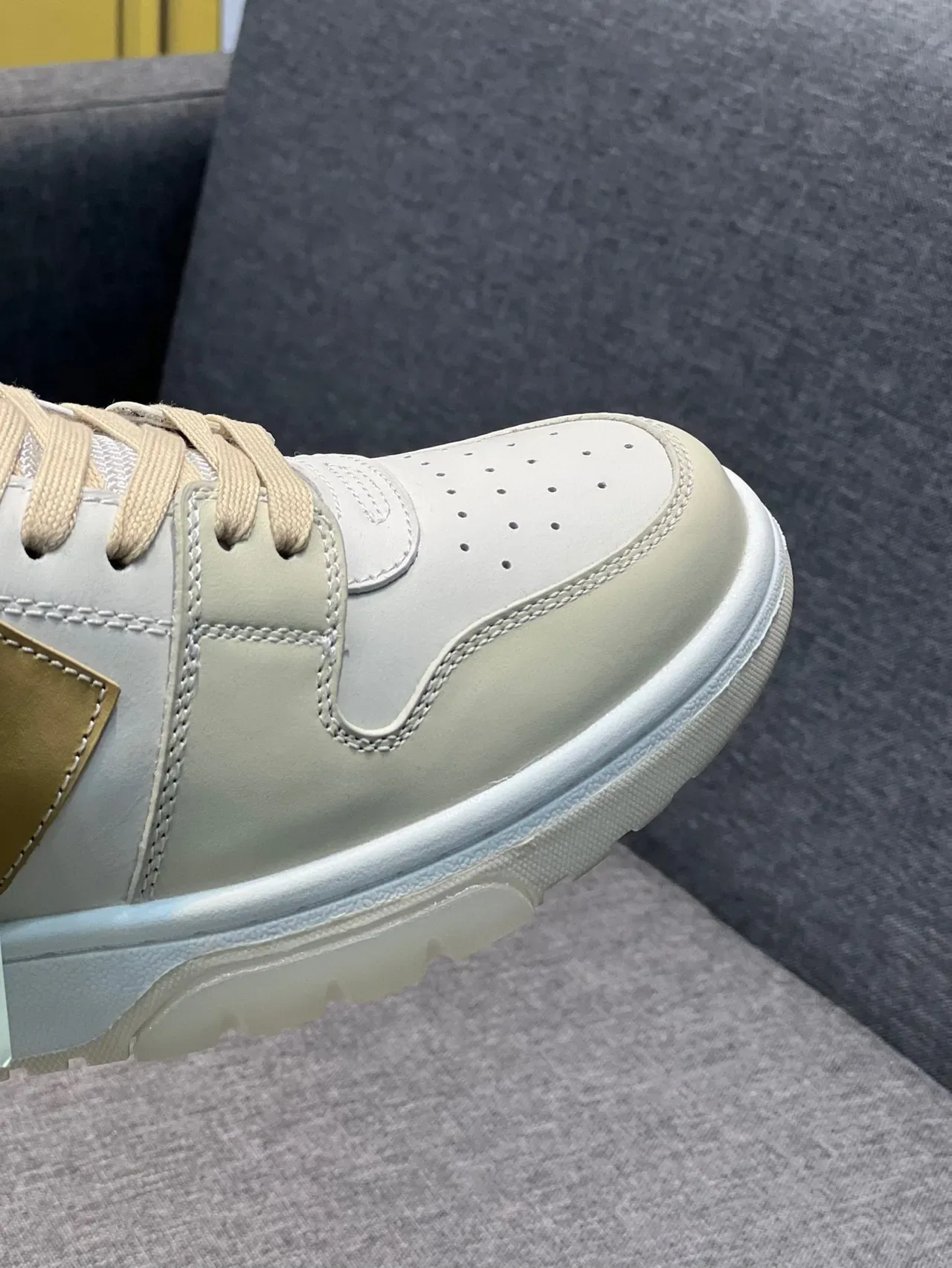Off-White sneakers lifestyle crème et or avec emblème de flèche 3
