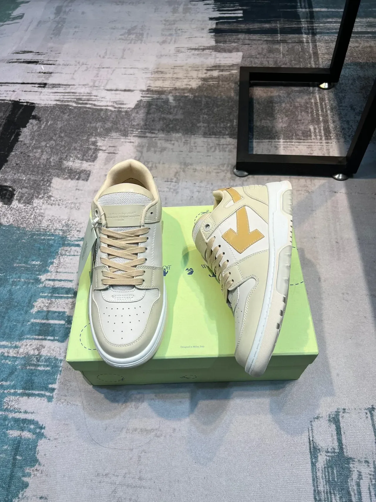 Off-White sneakers lifestyle crème et or avec emblème de flèche 4