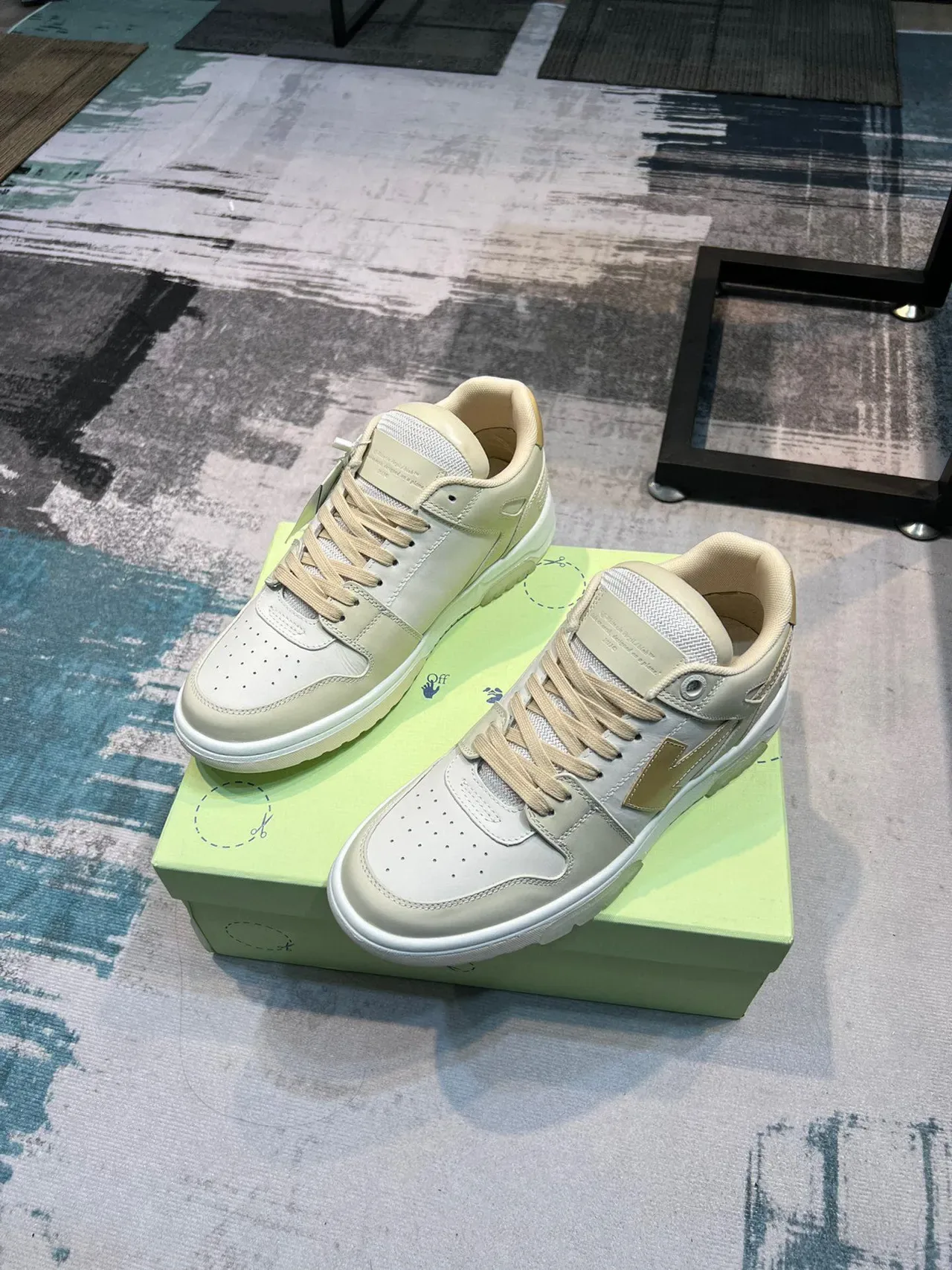 Off-White sneakers lifestyle crème et or avec emblème de flèche 5
