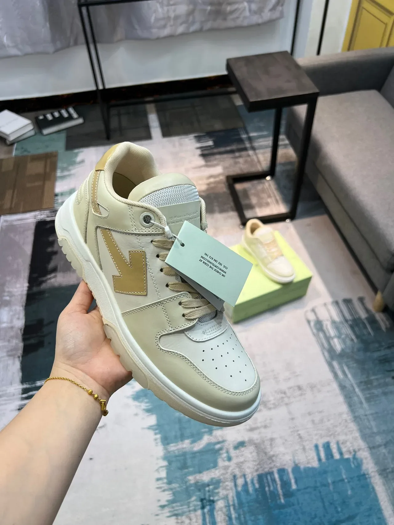 Off-White sneakers lifestyle crème et or avec emblème de flèche 6