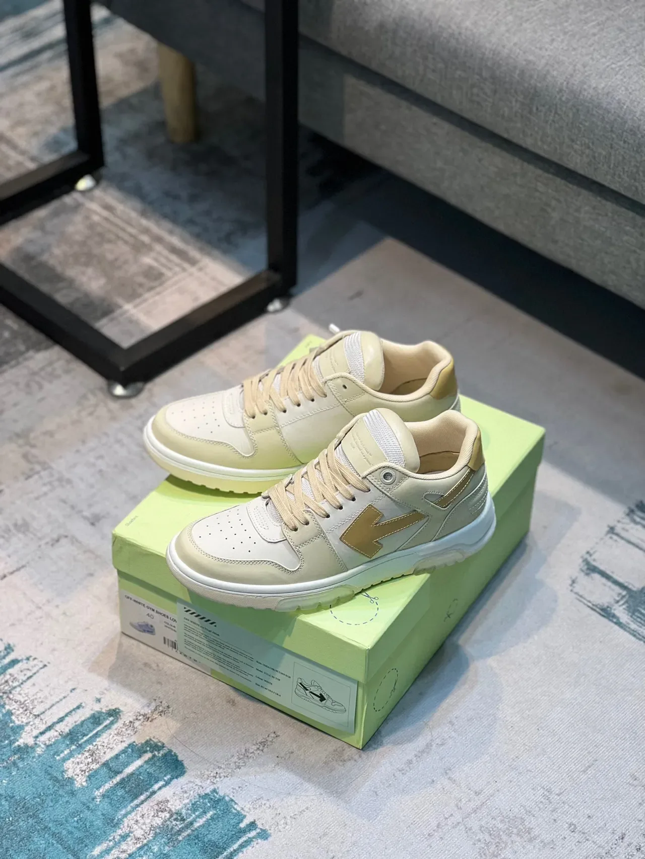 Off-White sneakers lifestyle crème et or avec emblème de flèche 7