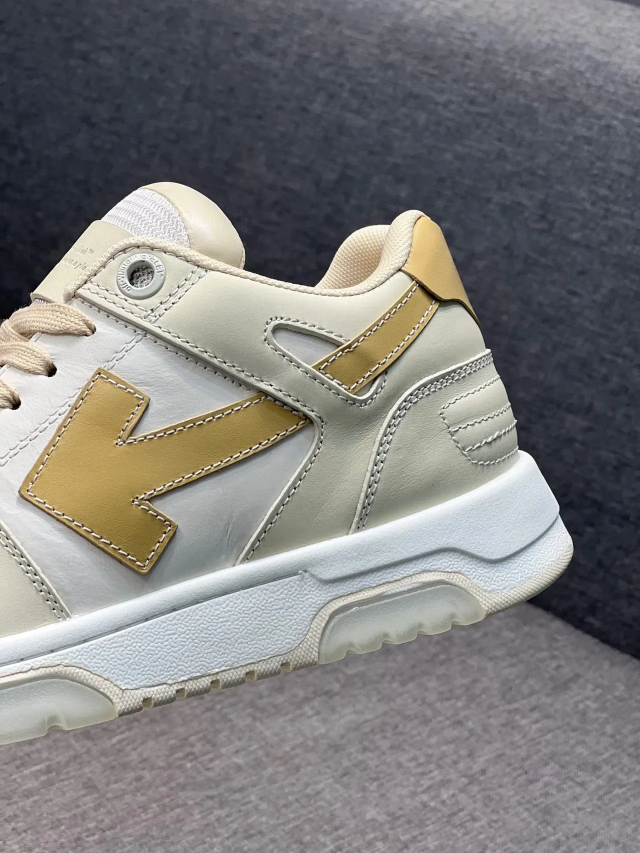 Off-White sneakers lifestyle crème et or avec emblème de flèche 8