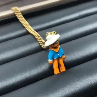 Collier chaîne curb avec pendentif figurine émaillé orange et or