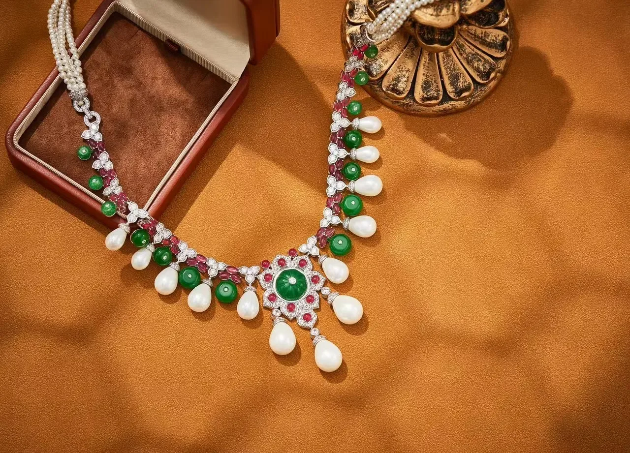 Collier avec pendentif floral orné d'émeraudes, rubis, perles et diamants 3