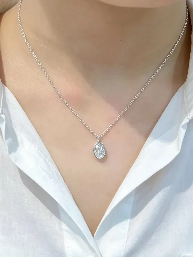Collar de colgante solitario ovalado con engaste en bisel 2