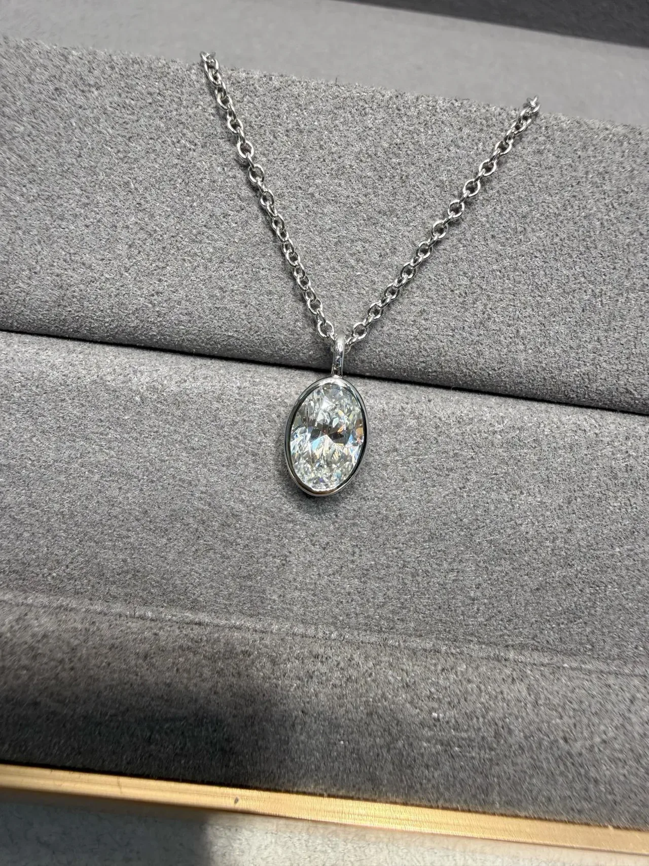 Collar de colgante solitario ovalado con engaste en bisel 3