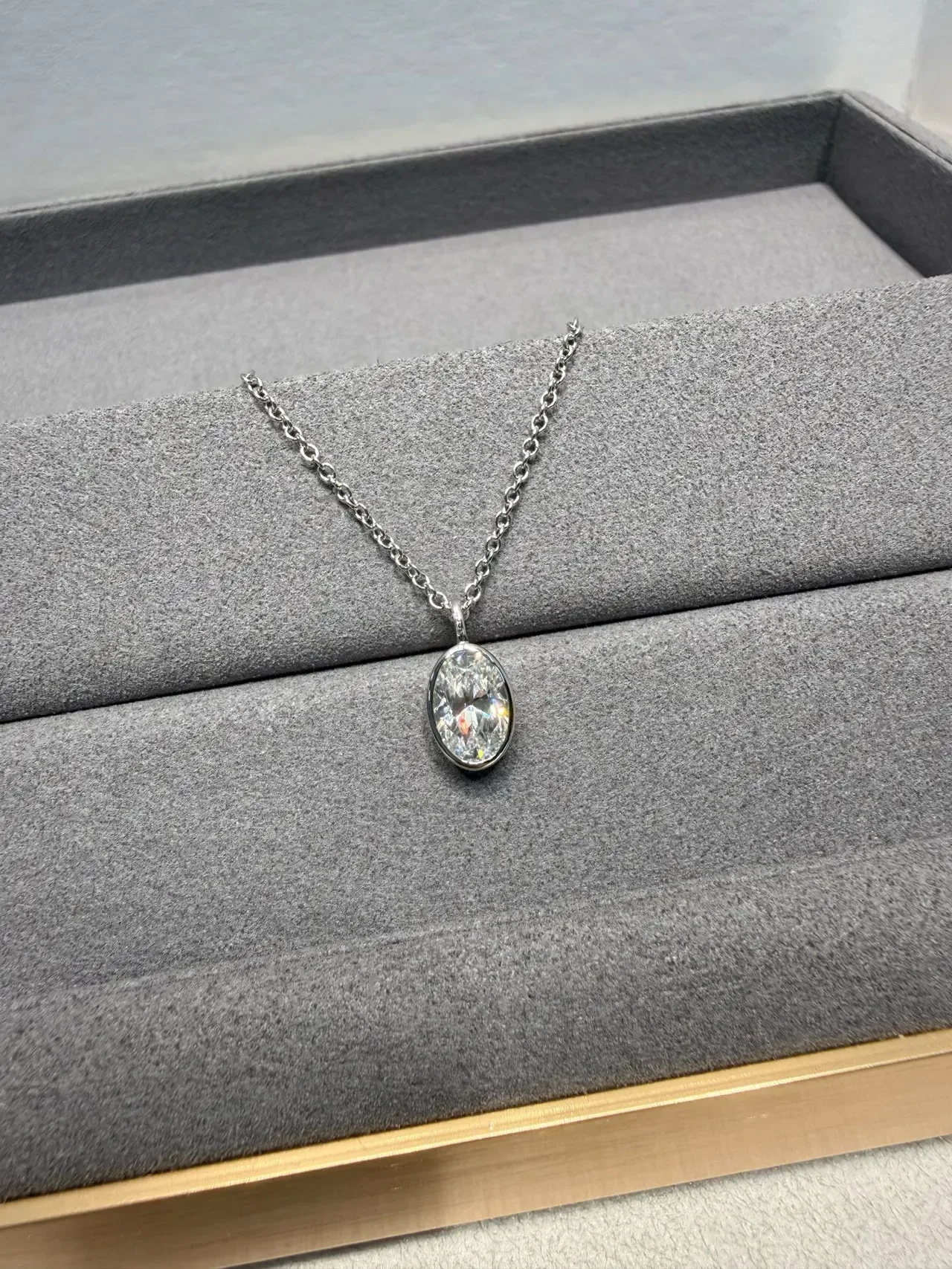 Collar de colgante solitario ovalado con engaste en bisel 4