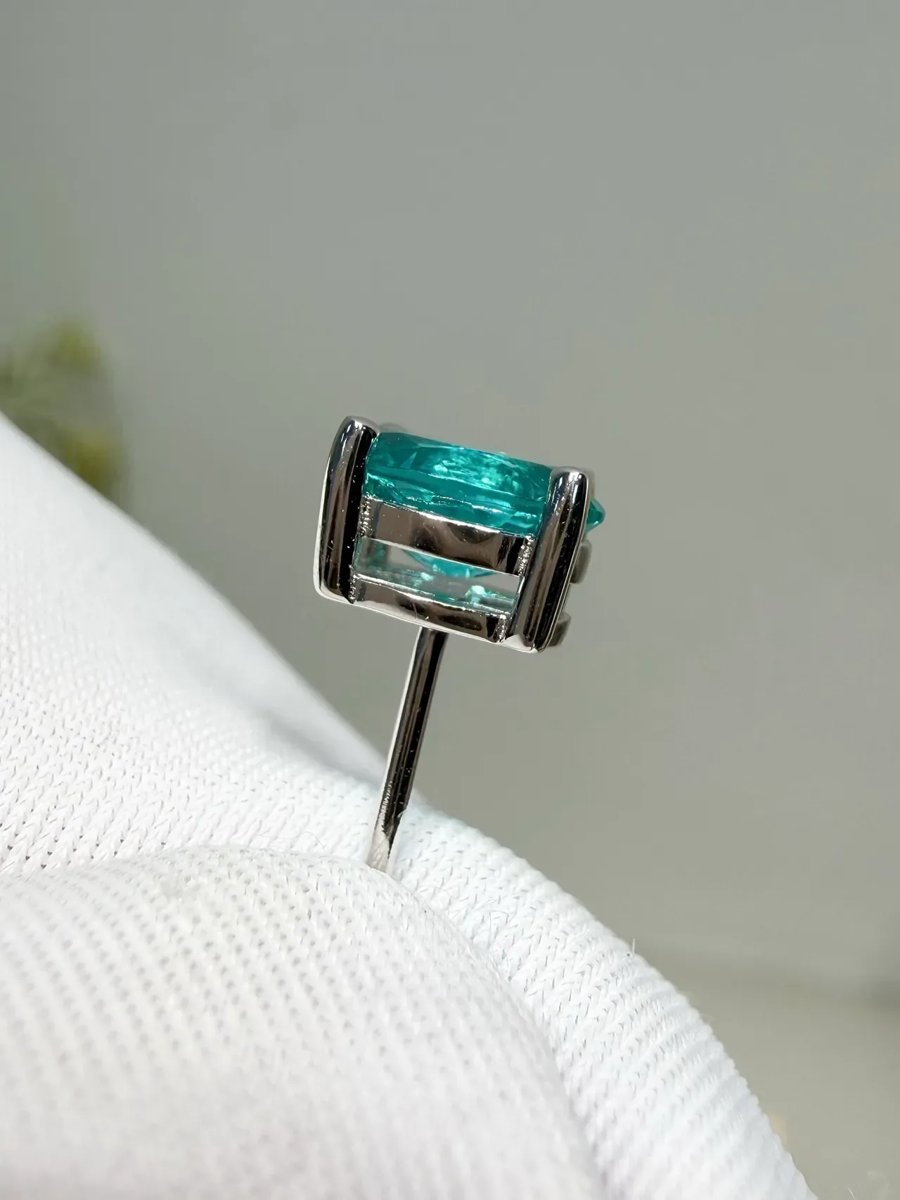 Aretes de botón con gema ovalada facetada verde azulado y engaste de cuatro garras 3