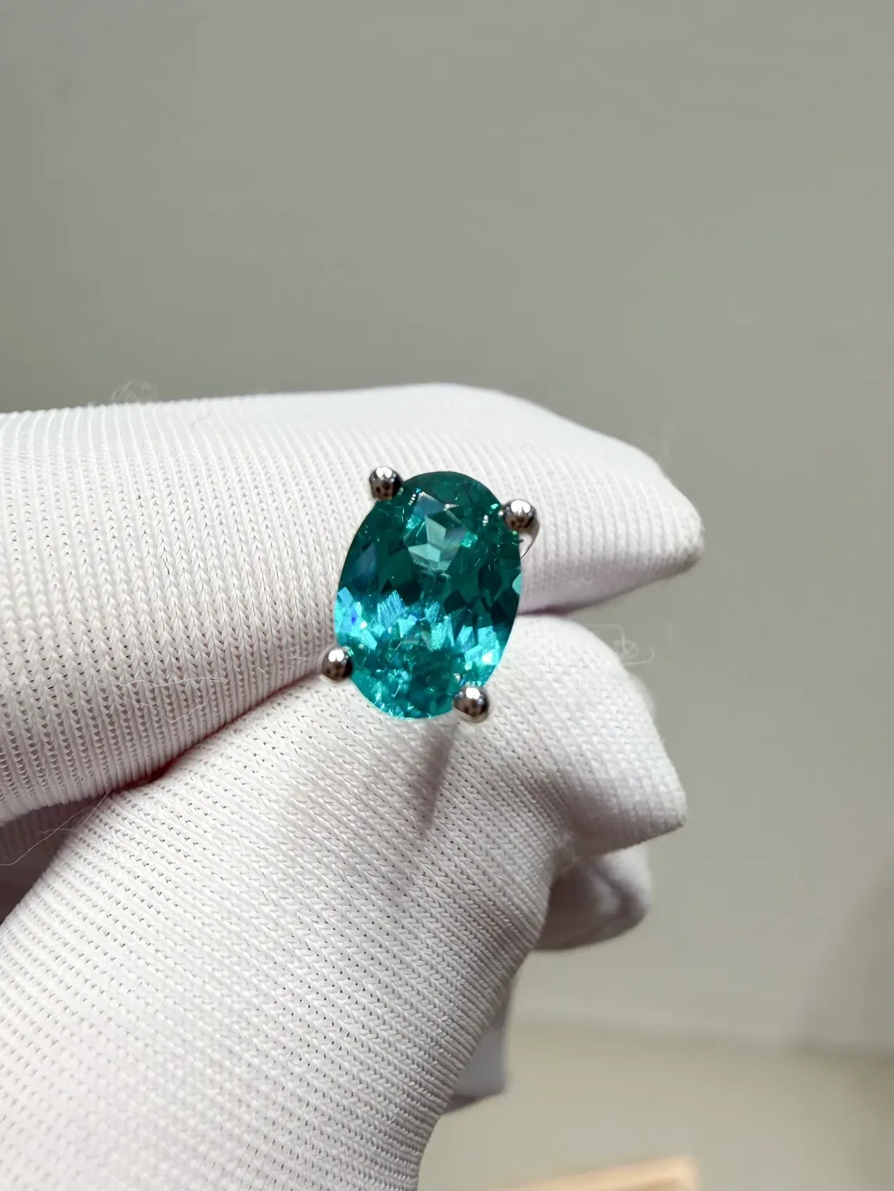 Aretes de botón con gema ovalada facetada verde azulado y engaste de cuatro garras 4