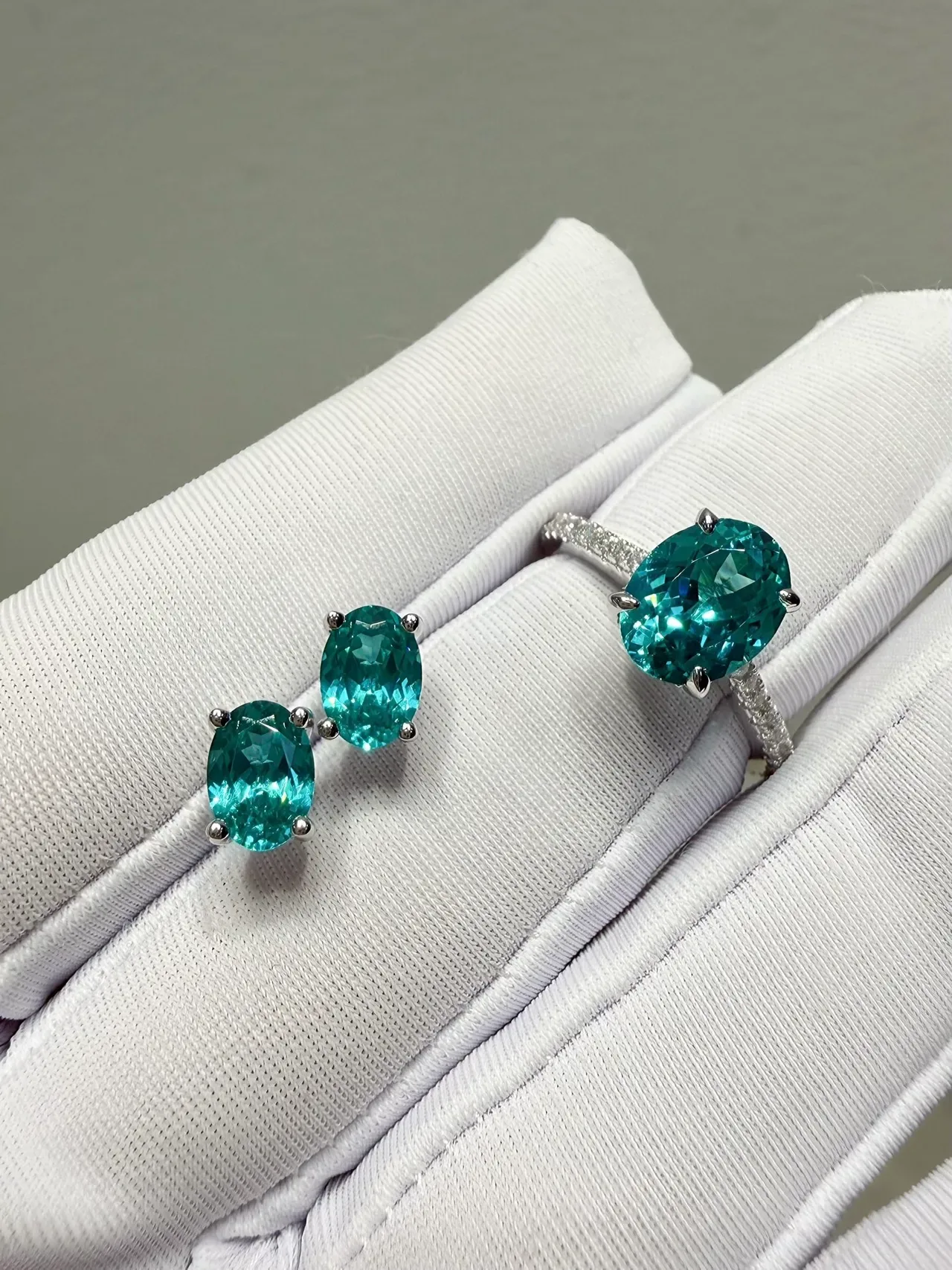 Aretes de botón con gema ovalada facetada verde azulado y engaste de cuatro garras 6