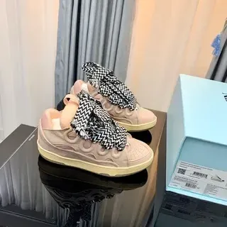 حذاء رياضي وردي بيج بدون أحزمة مثقب في الأعلى