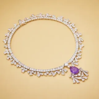 Collier argent et violet avec motifs en forme d'éventail incrustés de diamants