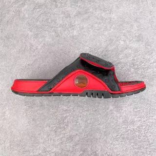 Zapatillas de dos tonos rojo y negro con cierre de correa ajustable