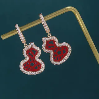 Brincos em forma de cabaça esmaltados em vermelho com cristais pavé