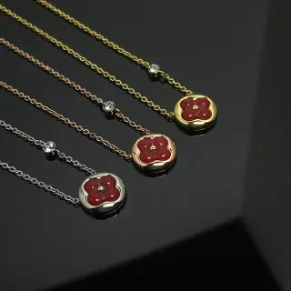 Collier avec pendentif floral en or rouge émaillé avec accent de cristal unique