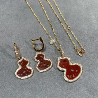 Collier en or rouge en forme de gourde pavé