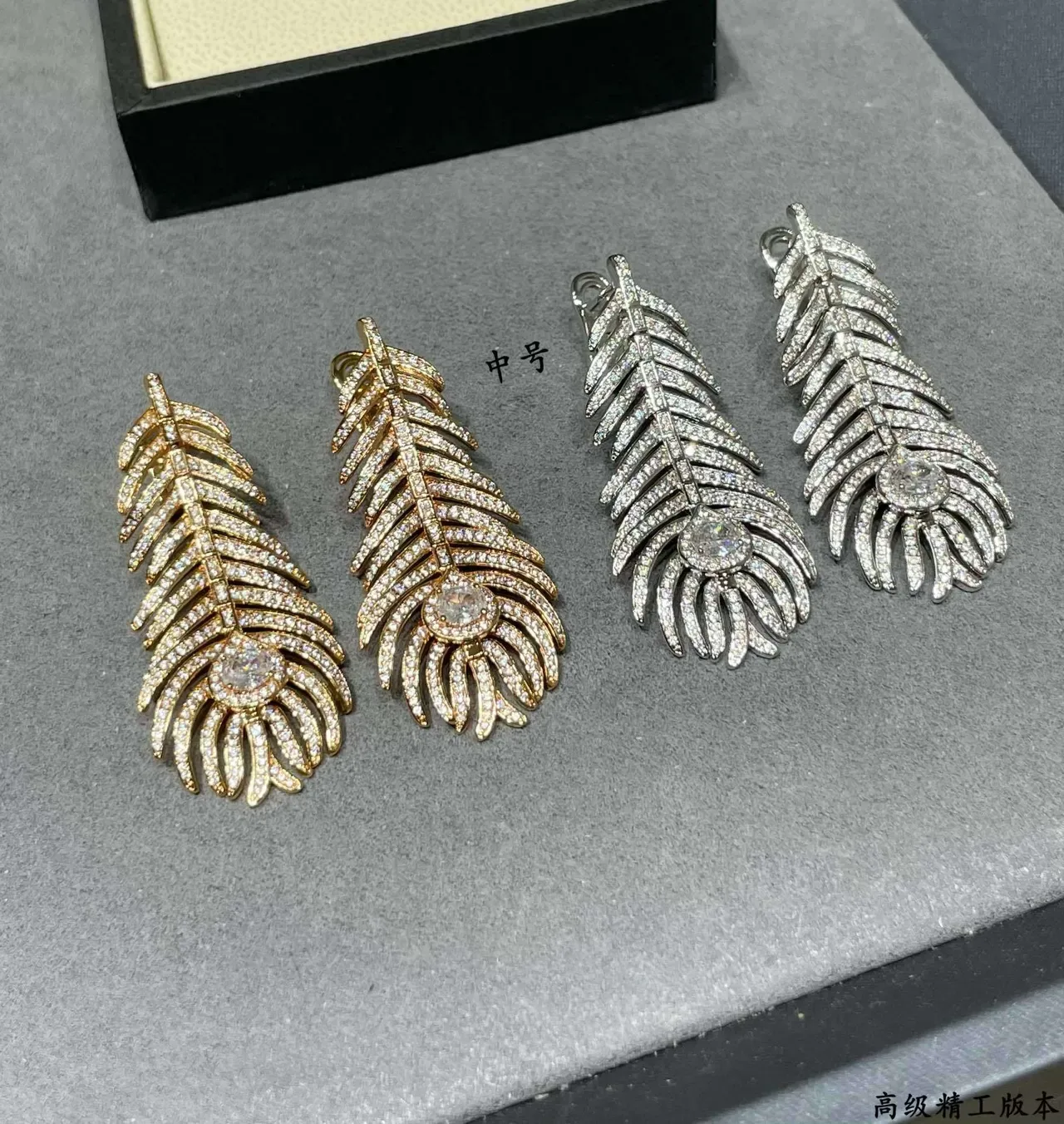 লাল হুডেড রিল্যাক্সড-ফিট হুডি 2
