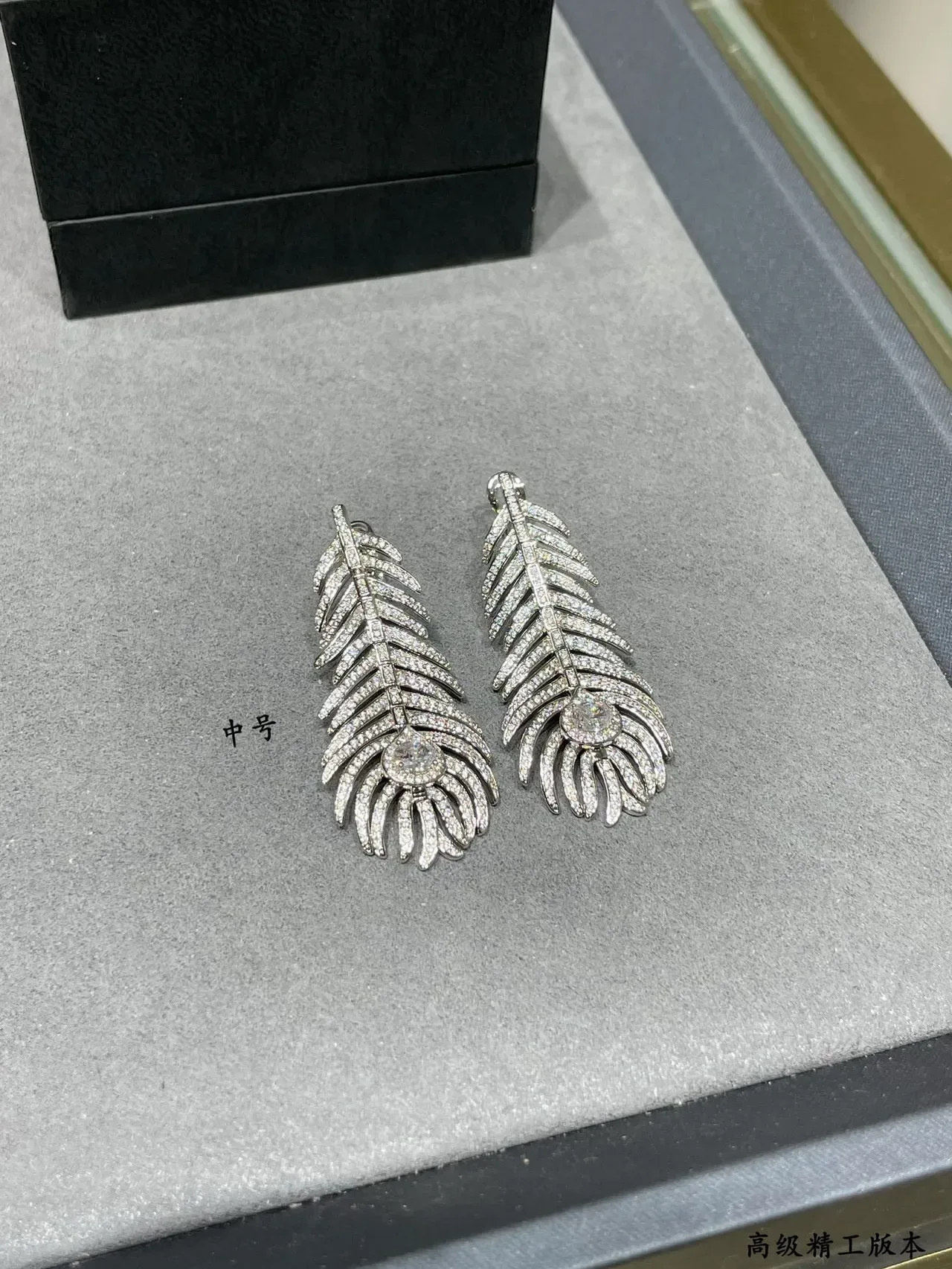 লাল হুডেড রিল্যাক্সড-ফিট হুডি 6