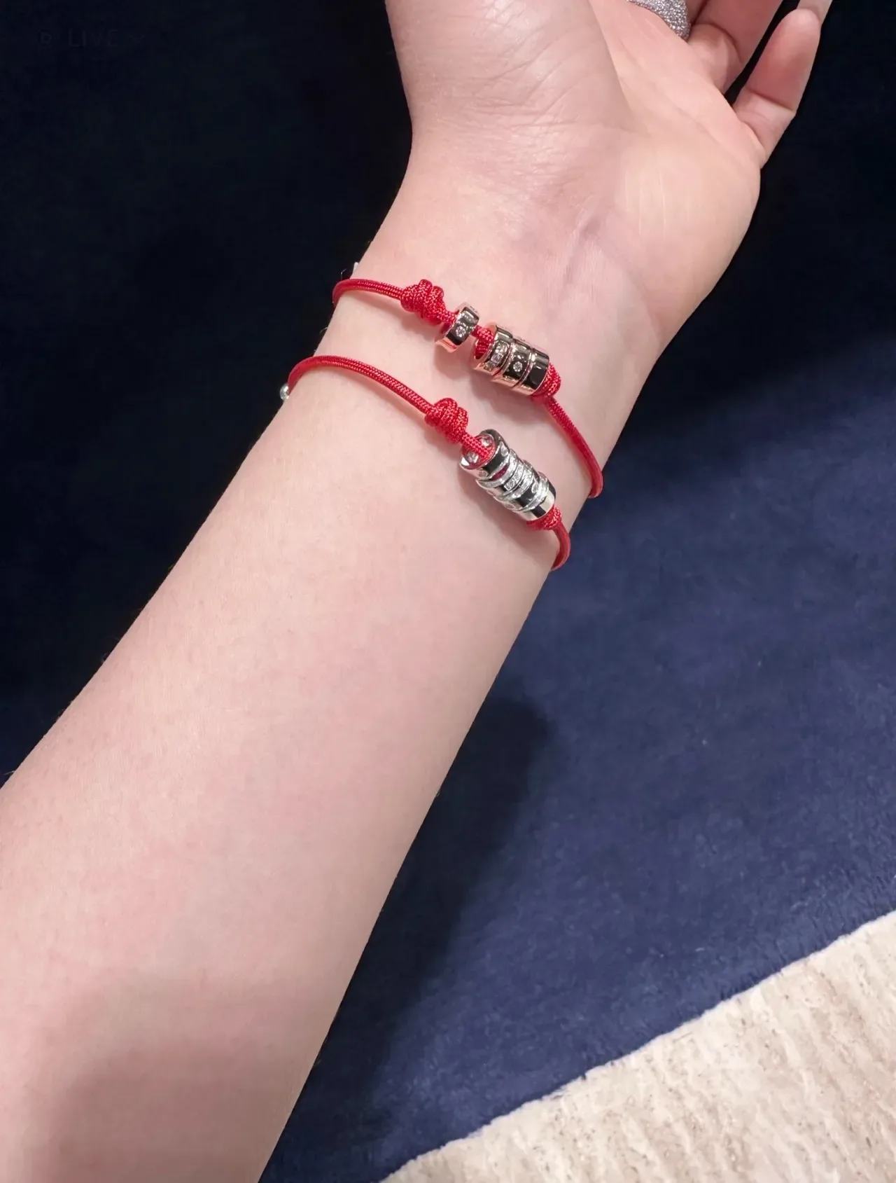 Cordon tressé rouge et bleu marine trois perles cylindriques métalliques empilées bijoux 3