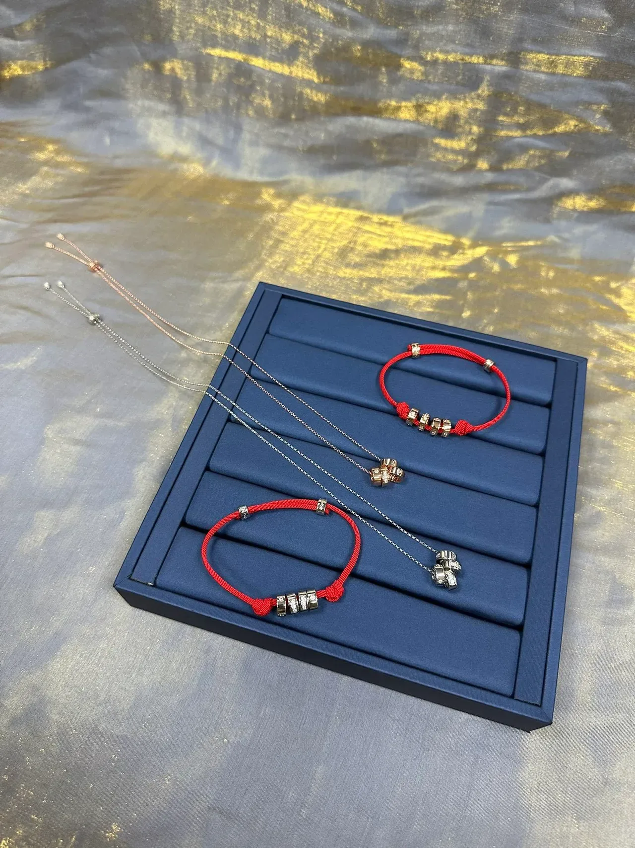 Cordon tressé rouge et bleu marine trois perles cylindriques métalliques empilées bijoux 5