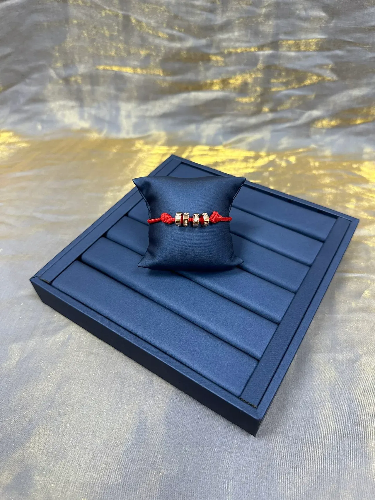 Cordon tressé rouge et bleu marine trois perles cylindriques métalliques empilées bijoux 8