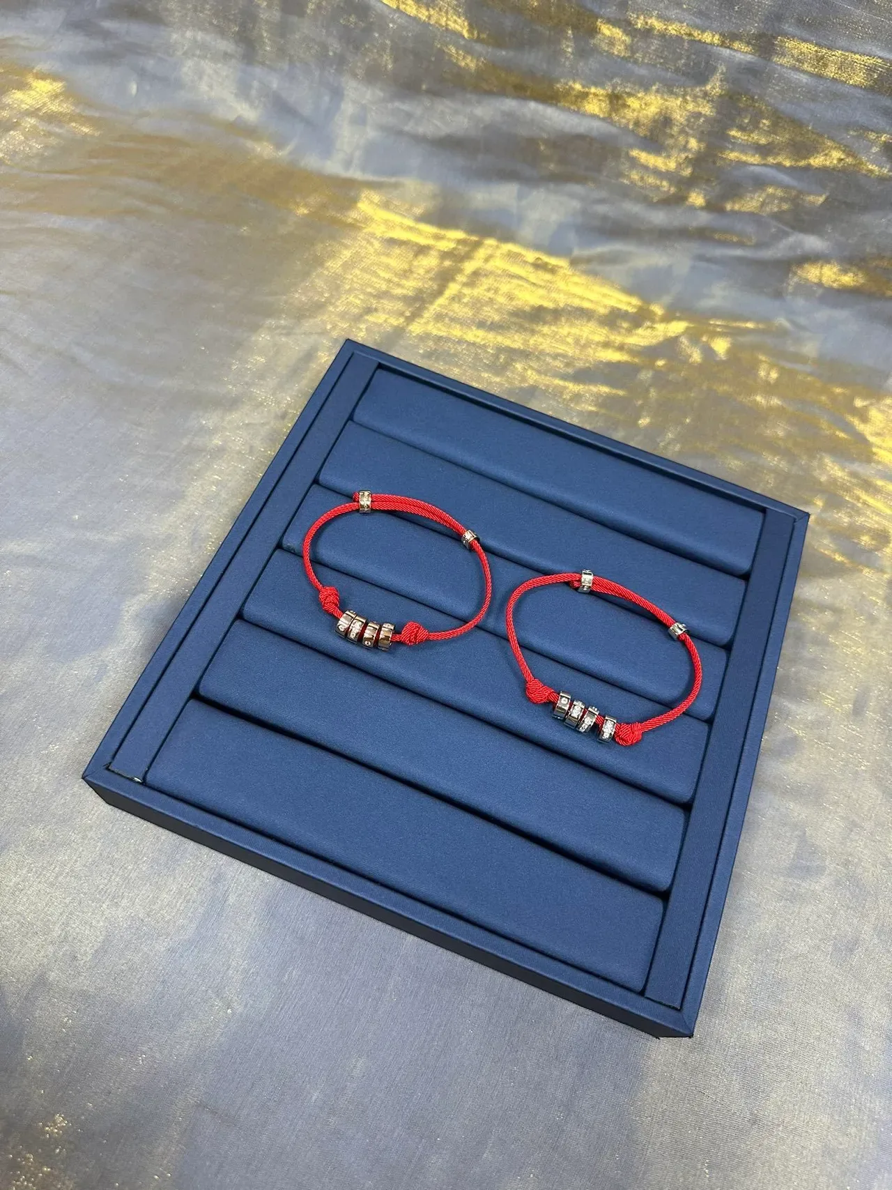 Cordon tressé rouge et bleu marine trois perles cylindriques métalliques empilées bijoux 9