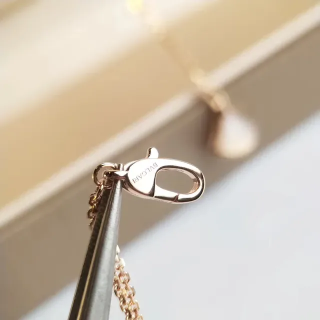 Collier avec pendentifs en forme d'éventail rouge et blanc enlayé de pierre à double ton 2