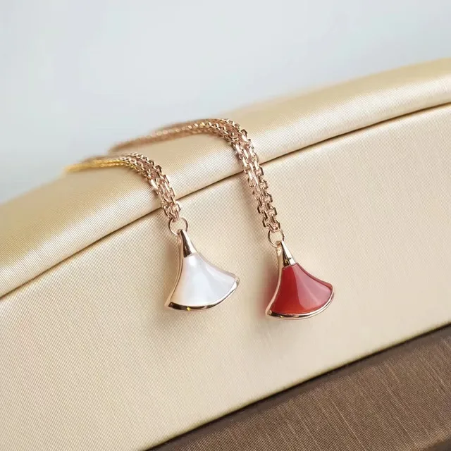 Collier avec pendentifs en forme d'éventail rouge et blanc enlayé de pierre à double ton 4