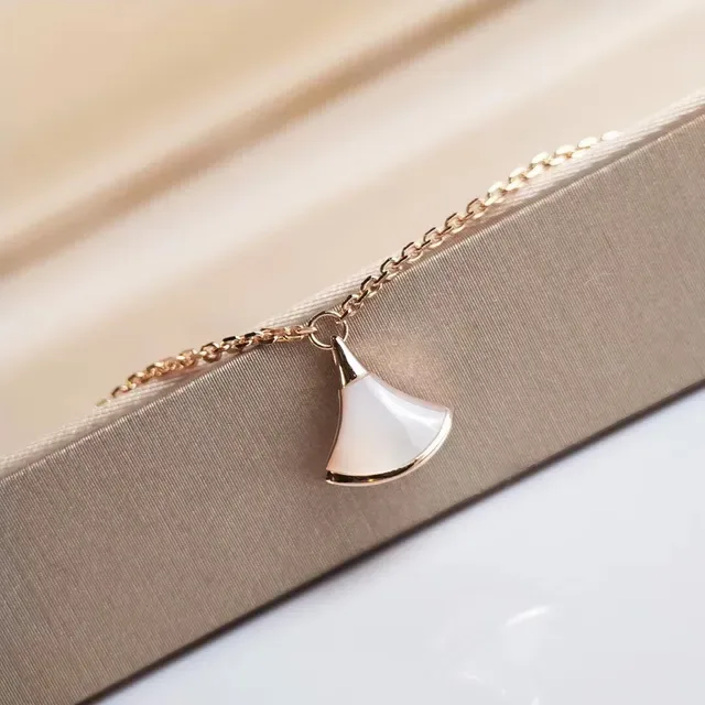 Collier avec pendentifs en forme d'éventail rouge et blanc enlayé de pierre à double ton 5