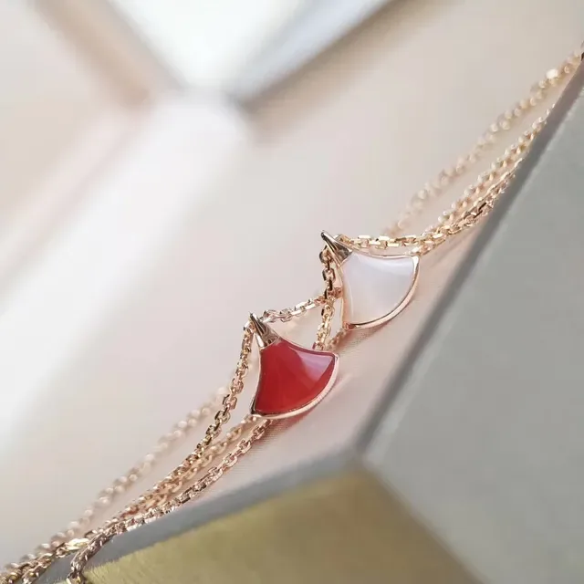 Collier avec pendentifs en forme d'éventail rouge et blanc enlayé de pierre à double ton 6