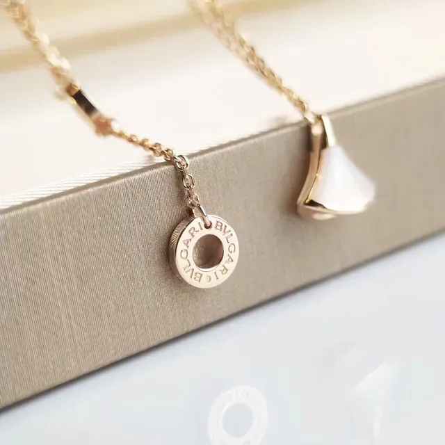 Collier avec pendentifs en forme d'éventail rouge et blanc enlayé de pierre à double ton 7