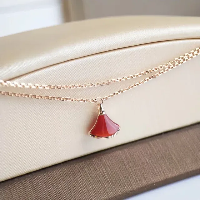 Collier avec pendentifs en forme d'éventail rouge et blanc enlayé de pierre à double ton 8