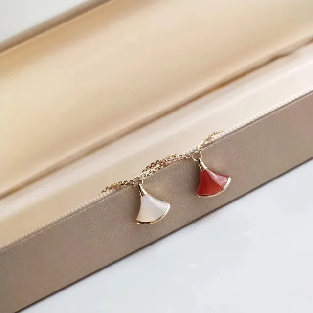 Collier avec pendentifs en forme d'éventail rouge et blanc enlayé de pierre à double ton 9