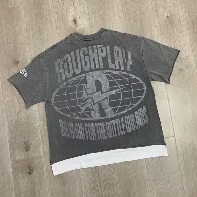 Camiseta Oversized ROUGH de Estampado Gráfico Desgastada y Dobladillo Cortado 4