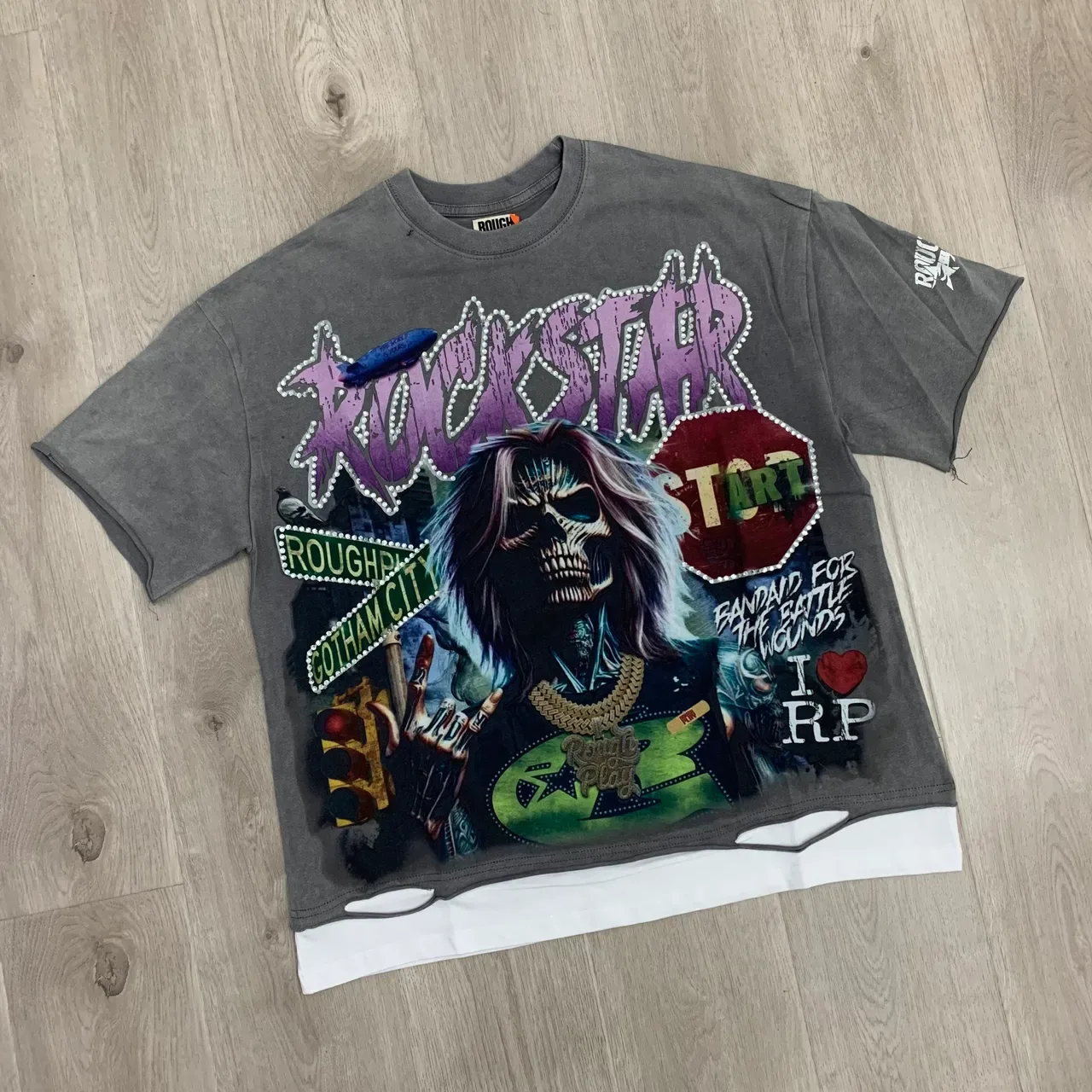 Camiseta Oversized ROUGH de Estampado Gráfico Desgastada y Dobladillo Cortado 5