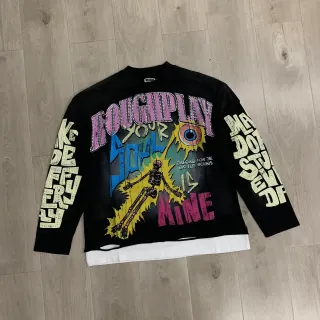 Camiseta de manga larga ROUGH con estampado gráfico y texto tachonado
