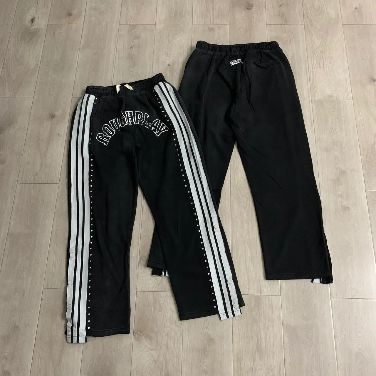 Roughplay Arch Logo Studded Stripe Sweatpants 21