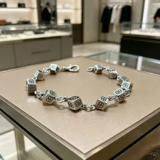 Pulsera eslabones cuboides plateados y negros con diseño grabado de monograma