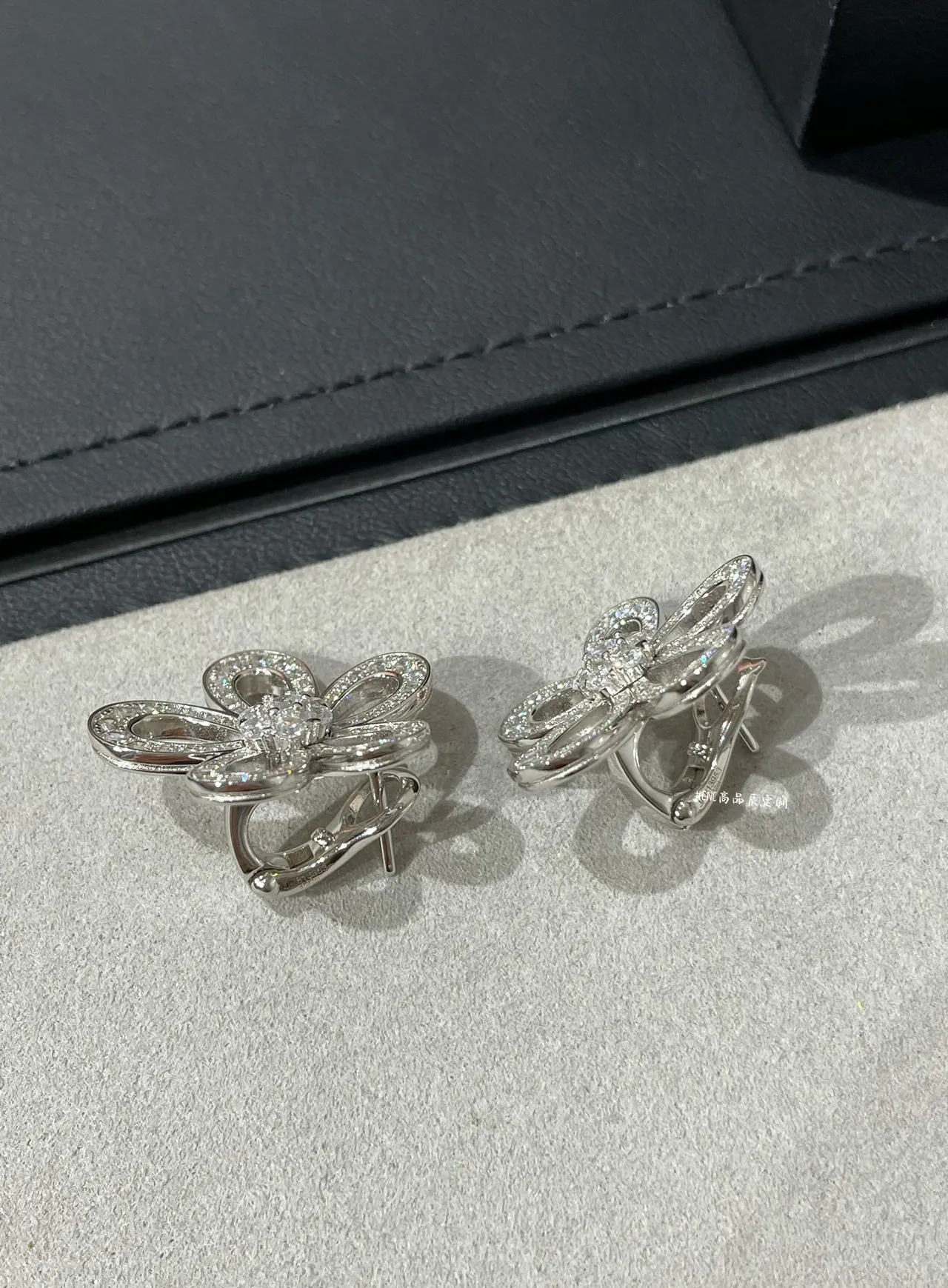 Silver Flower-Shaped Pavé-Set Necklace 4