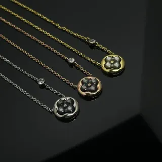 Collier avec pendentif motif floral en argent et or cabochon