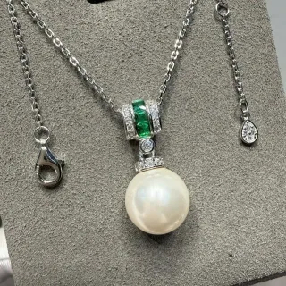 Colar de prata com pingente de pérola verde acento esmeralda e diamante