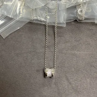 Collier pendentif en pierres pavé cylindriques de ton argent